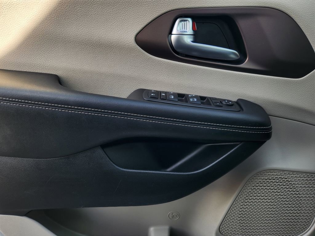 Used 2023 Chrysler Voyager LX image 24