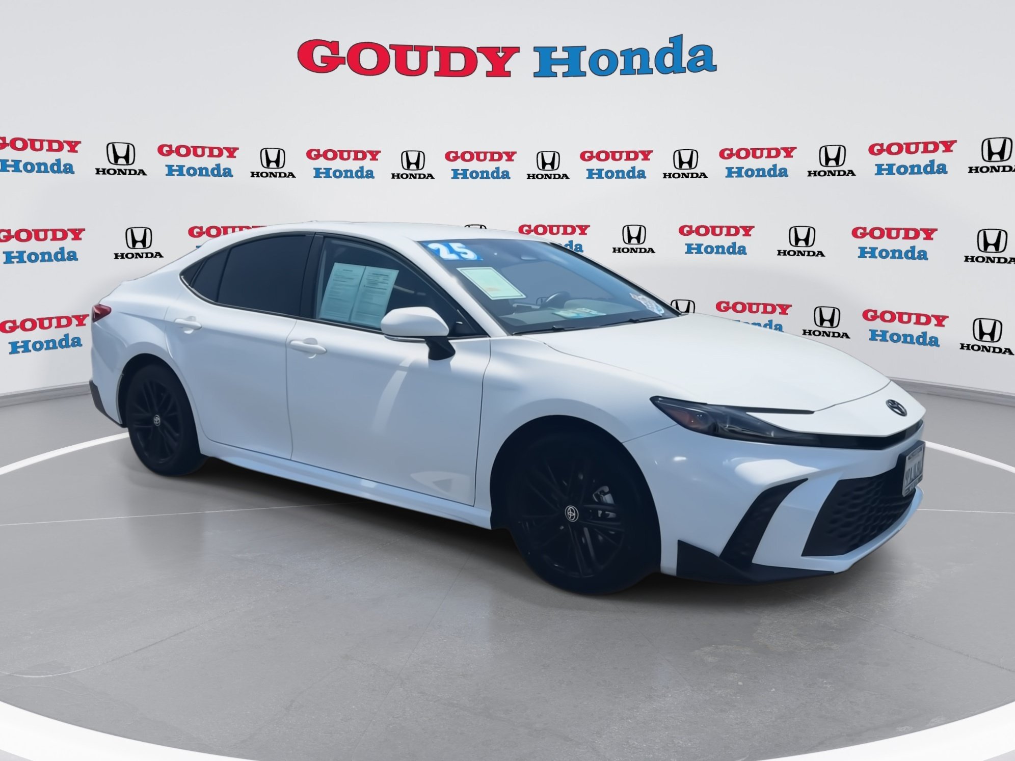 Used 2025 Toyota Camry SE w/ Convenience Package FWD image 2
