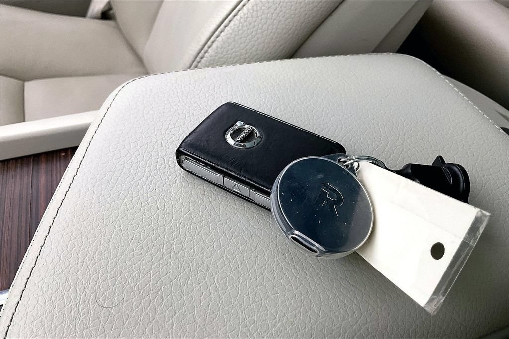 Used 2021 Volvo XC60 T6 Momentum AWD/4WD image 12