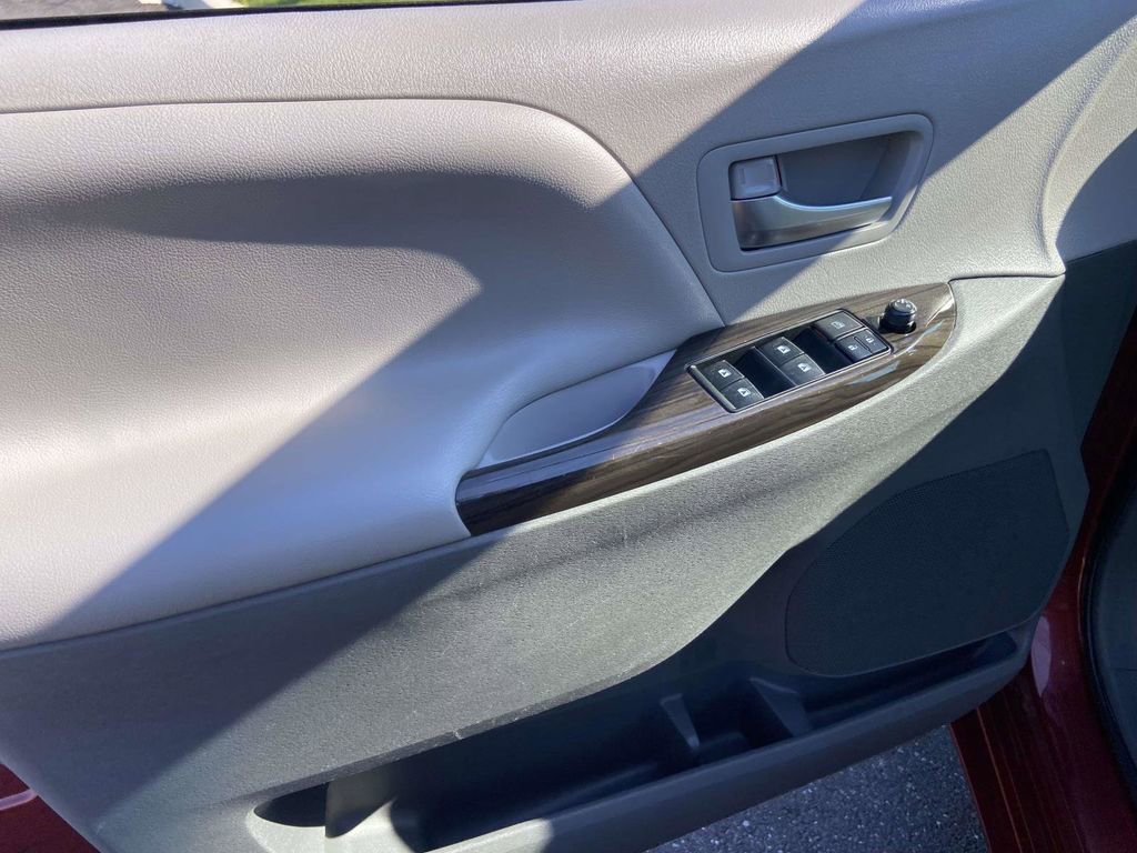 Used 2016 Toyota Sienna XLE FWD image 18