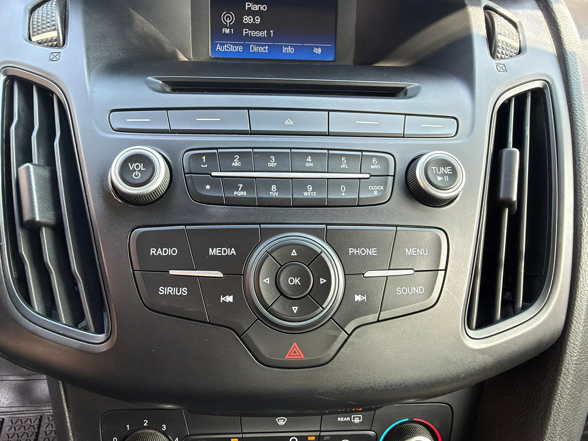 Used 2016 Ford Focus SE w/ SE Cold Weather Package FWD image 21