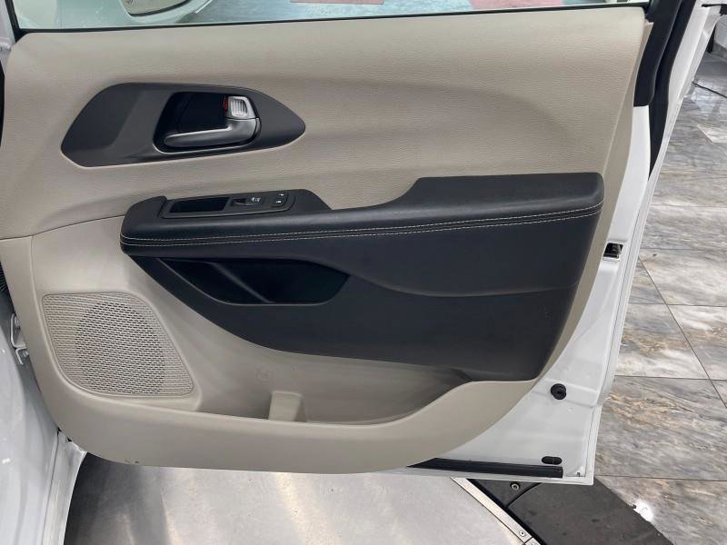 Used 2022 Chrysler Pacifica Touring-L image 48