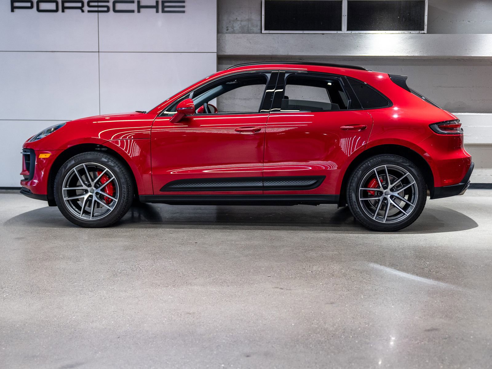 Certified 2024 Porsche Macan S AWD/4WD image 2