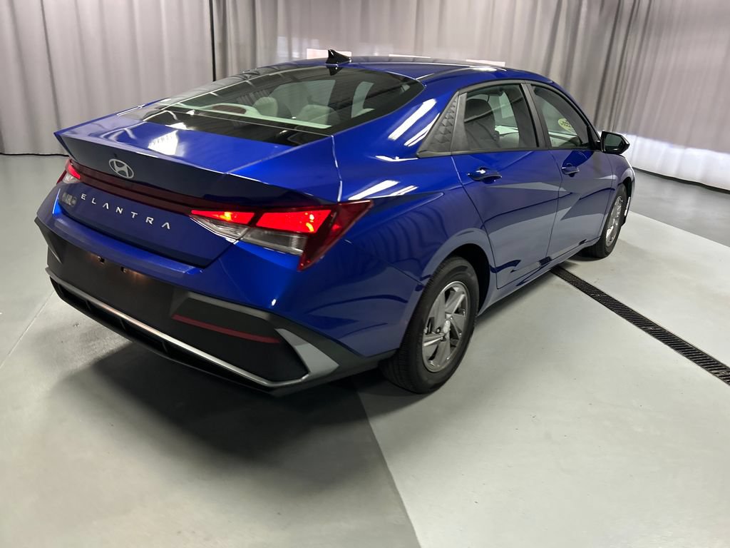 Used 2025 Hyundai Elantra SE FWD image 7