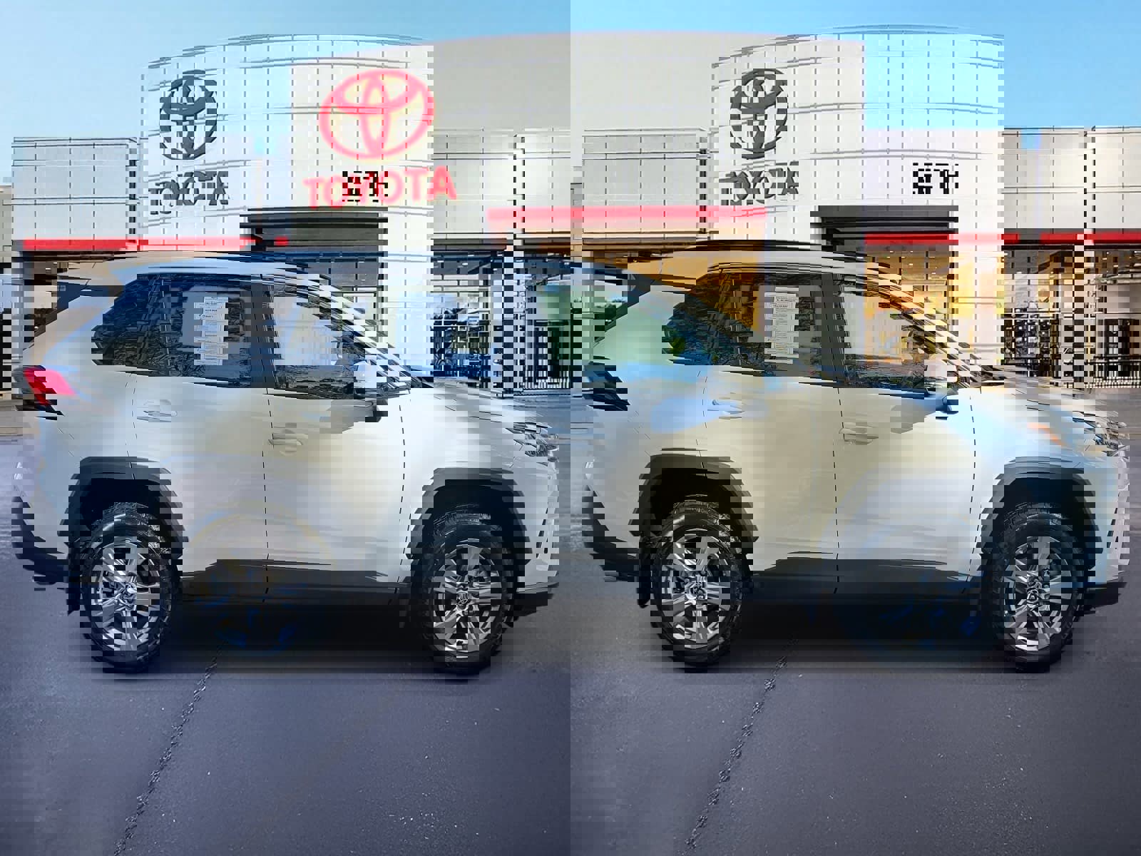 Used 2025 Toyota RAV4 XLE w/ Convenience Package image 4