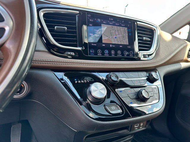 Used 2019 Chrysler Pacifica Limited w/ Tire & Wheel Group FWD image 18