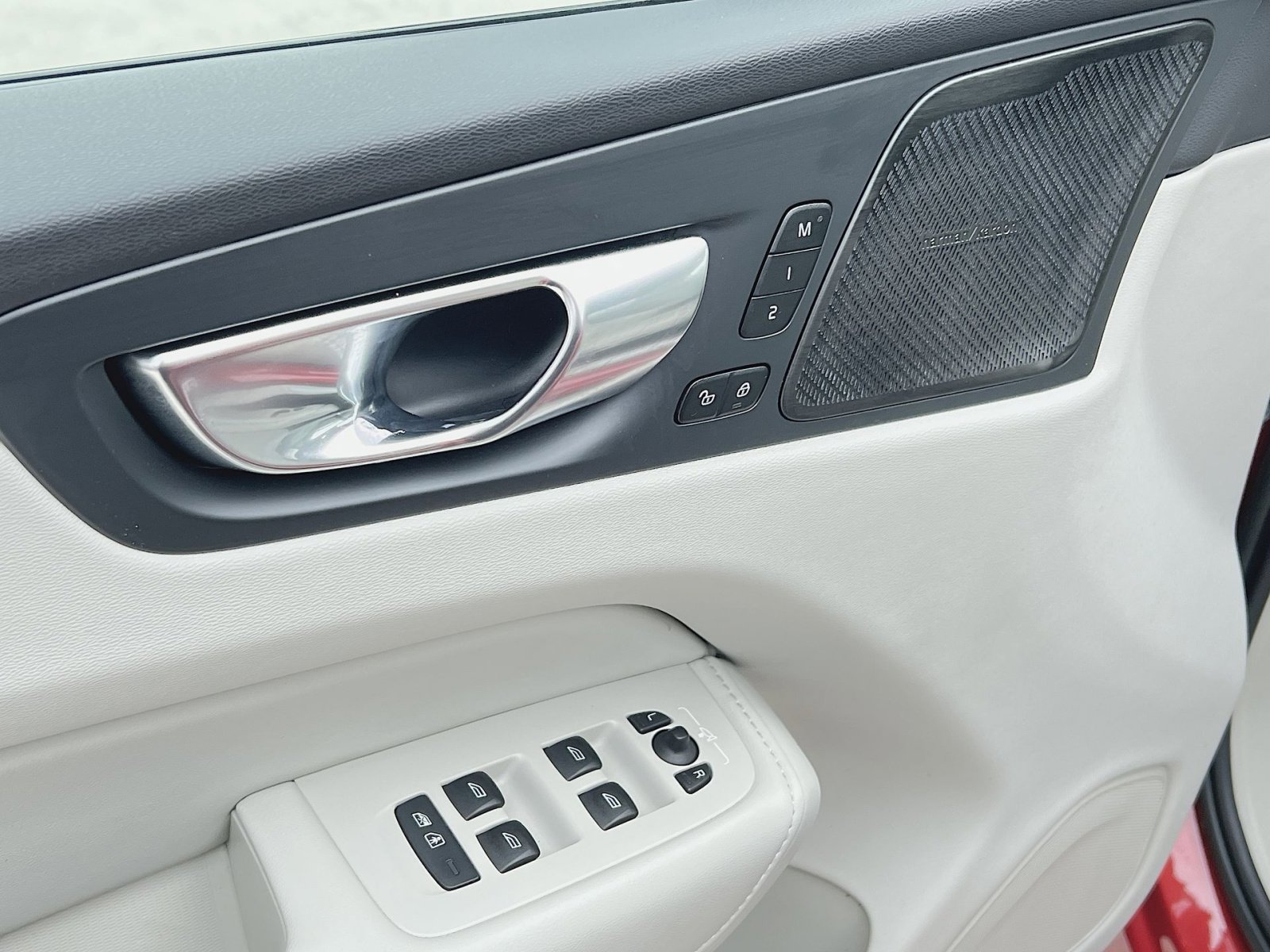 Certified 2023 Volvo XC60 B5 Ultimate w/ Climate Package image 15