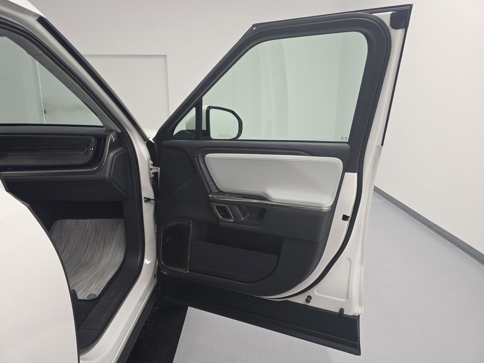 Used 2023 Rivian R1T Adventure image 18