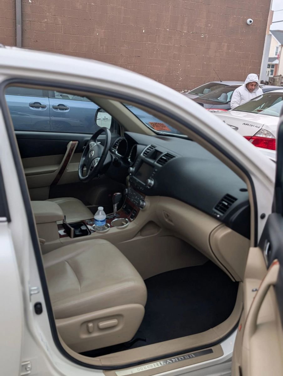 Used 2012 Toyota Highlander Limited image 3