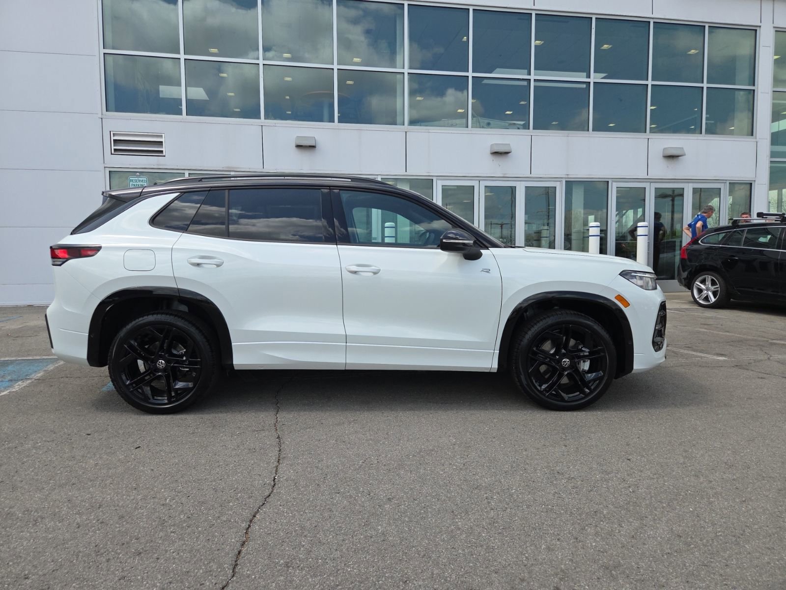 New 2026 Volkswagen Tiguan SE R-Line AWD/4WD image 2