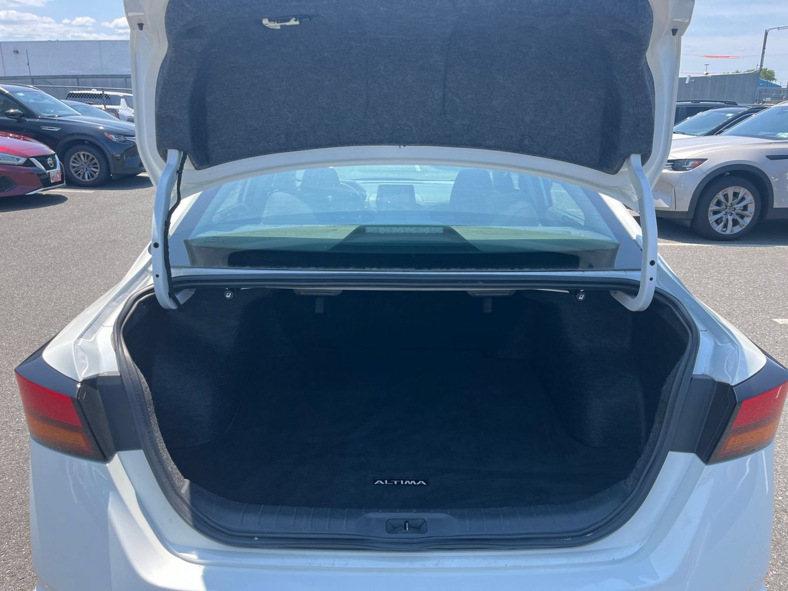 Used 2025 Nissan Altima 2.5 SV FWD image 31