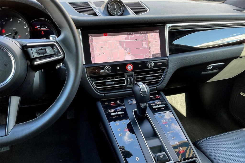 Used 2022 Porsche Macan Base image 9