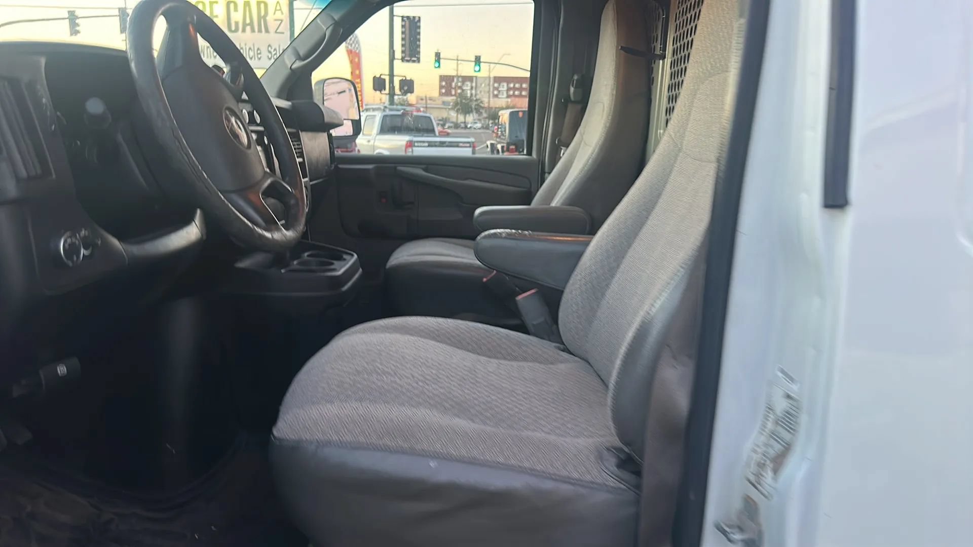 Used 2010 Chevrolet Express 2500 RWD image 2
