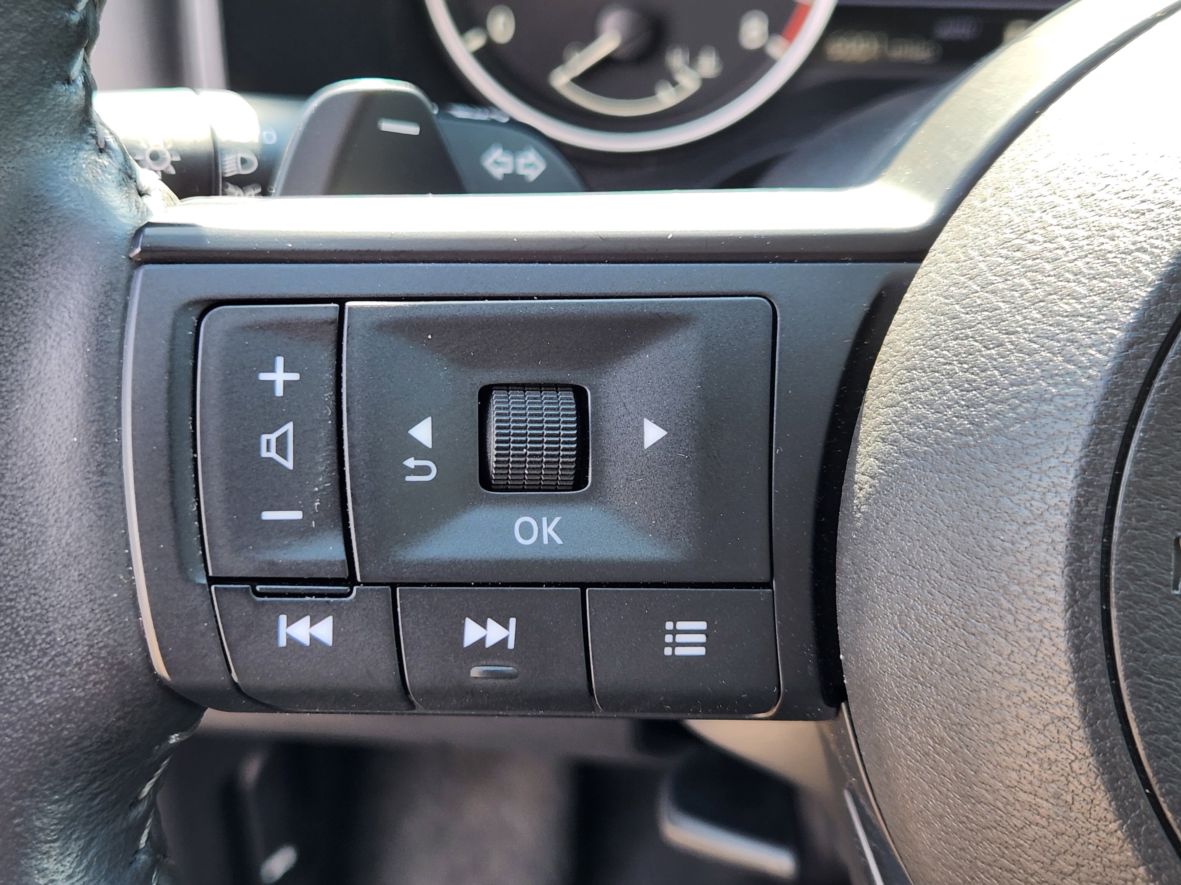 Used 2024 Nissan Rogue SV w/ SV Premium Package image 23