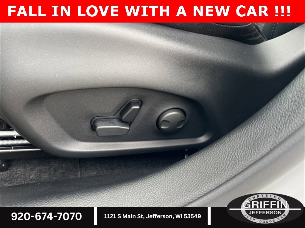 New 2025 Jeep Compass Latitude w/ Sun & Sound Group image 14