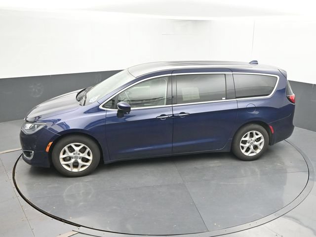 Used 2017 Chrysler Pacifica Touring Plus w/ Tire & Wheel Group FWD image 17
