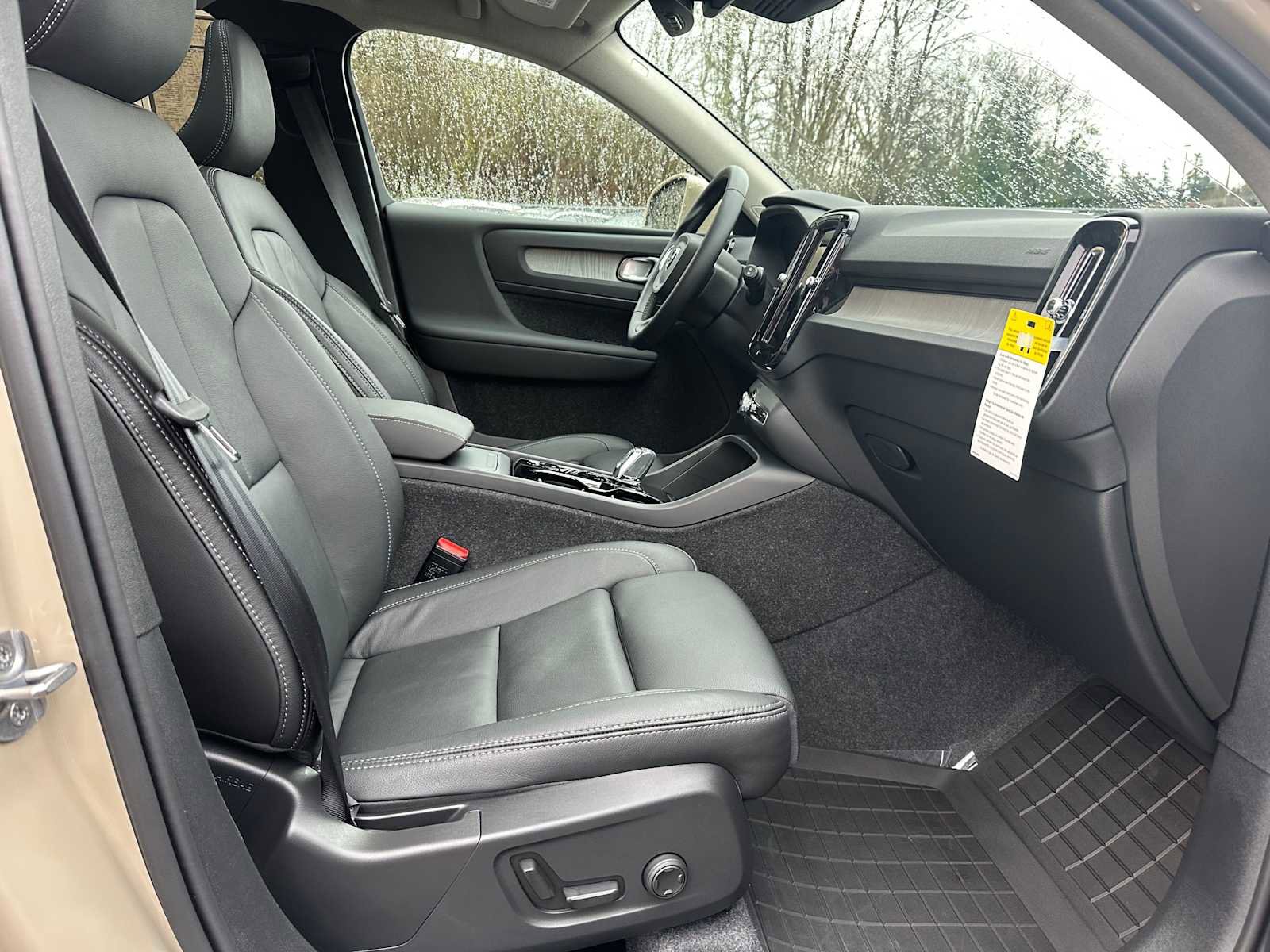 Used 2025 Volvo XC40 B5 Ultra w/ Climate Package image 10