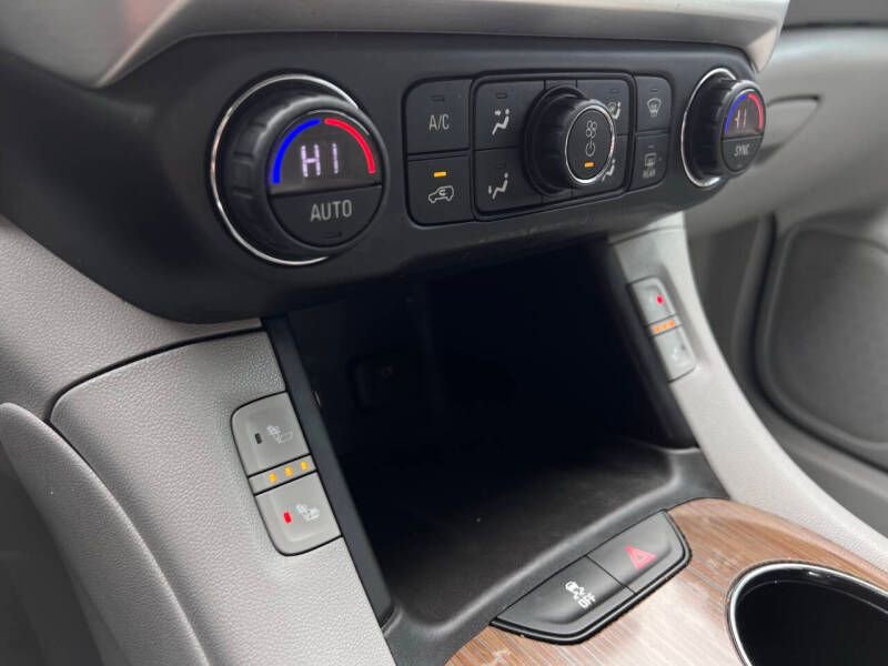 Used 2018 GMC Acadia SLE image 16