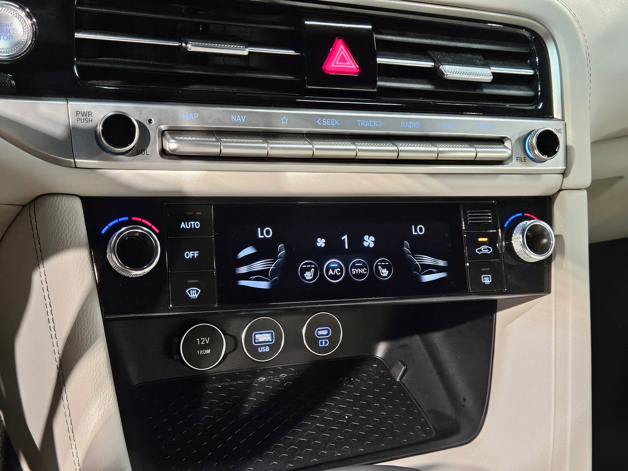 Used 2025 Genesis G70 2.5T RWD image 31