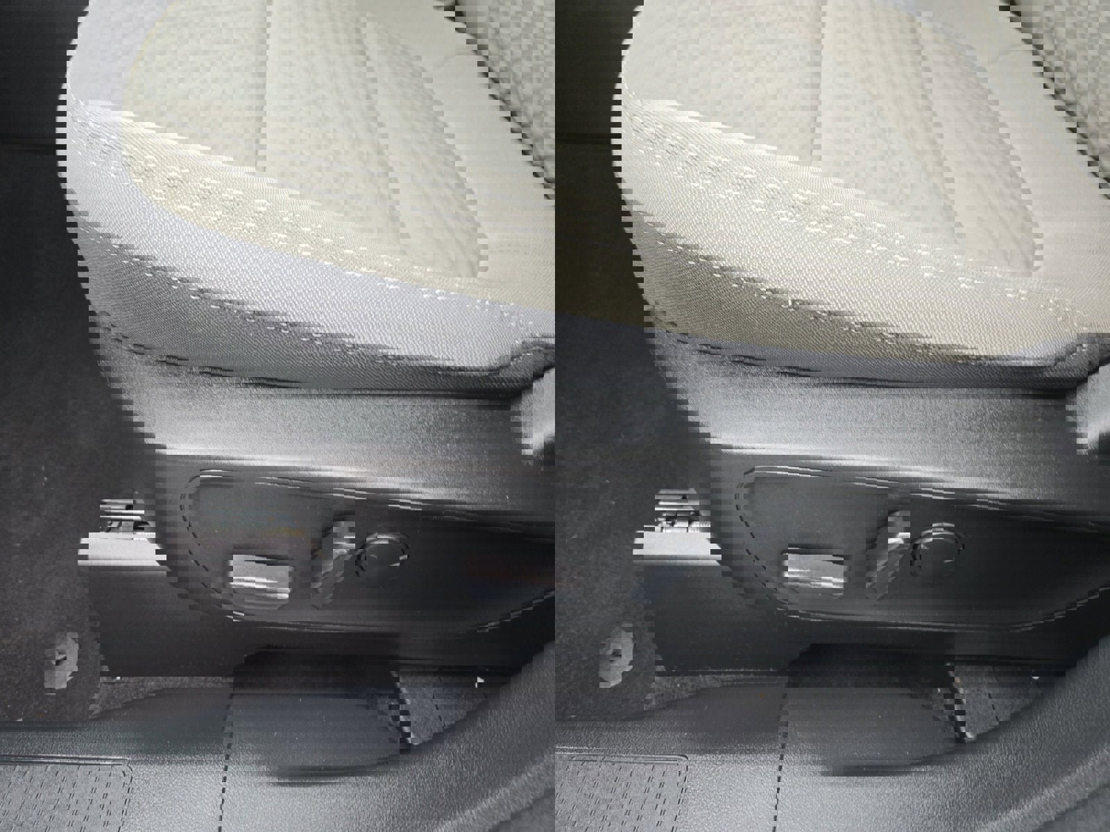 Used 2022 Ford Escape SE w/ SE Sport Appearance Package image 12