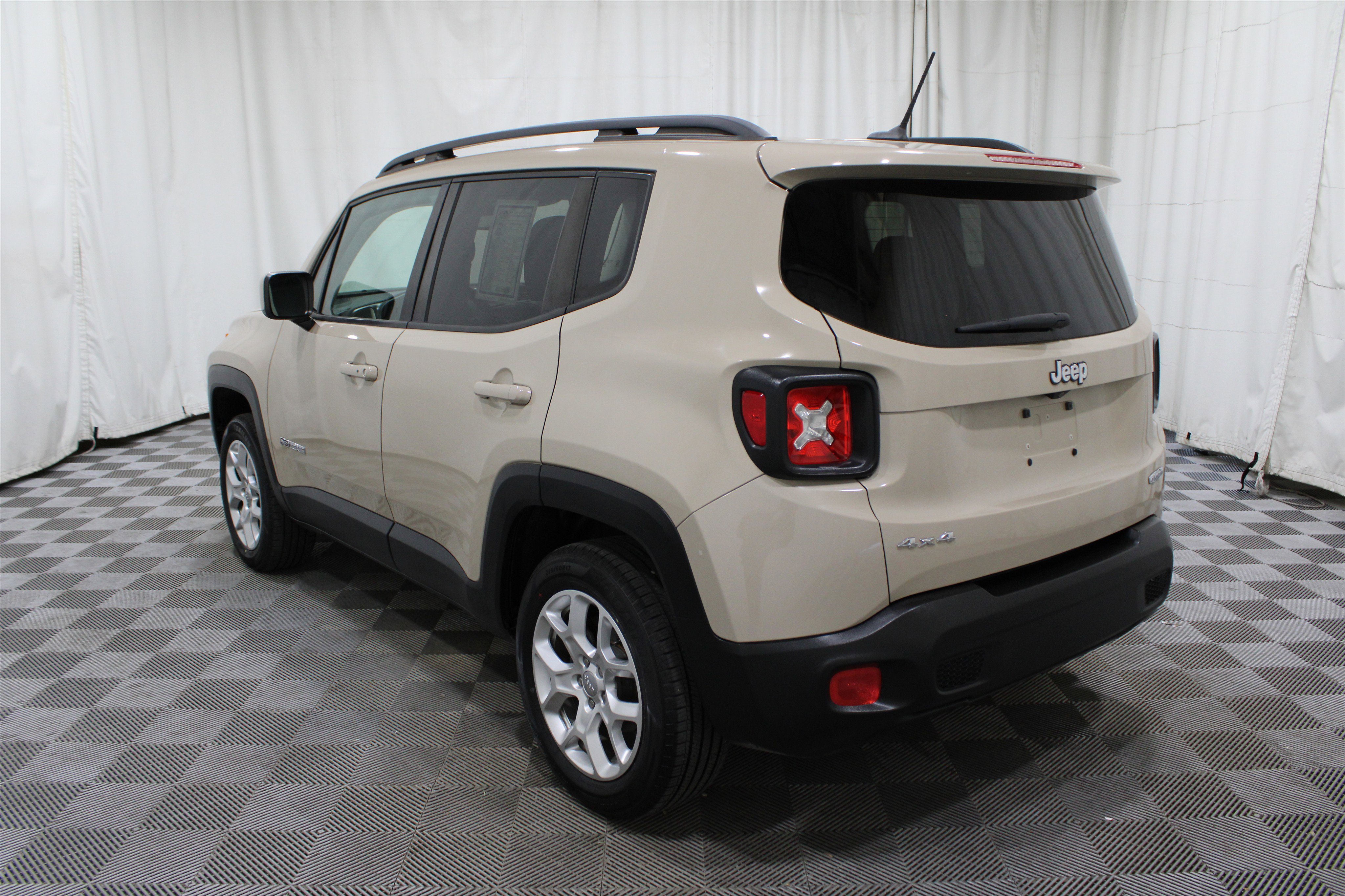 Used 2016 Jeep Renegade Latitude w/ Cold Weather Group image 31