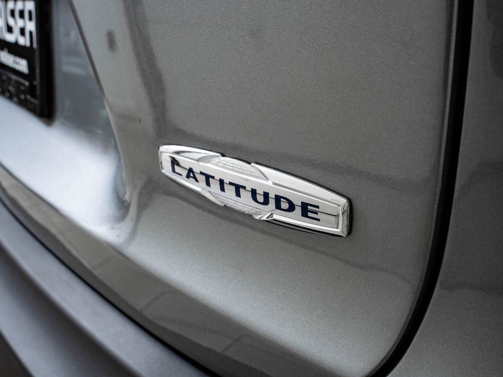 Used 2019 Jeep Cherokee Latitude w/ Popular Appearance Group image 19