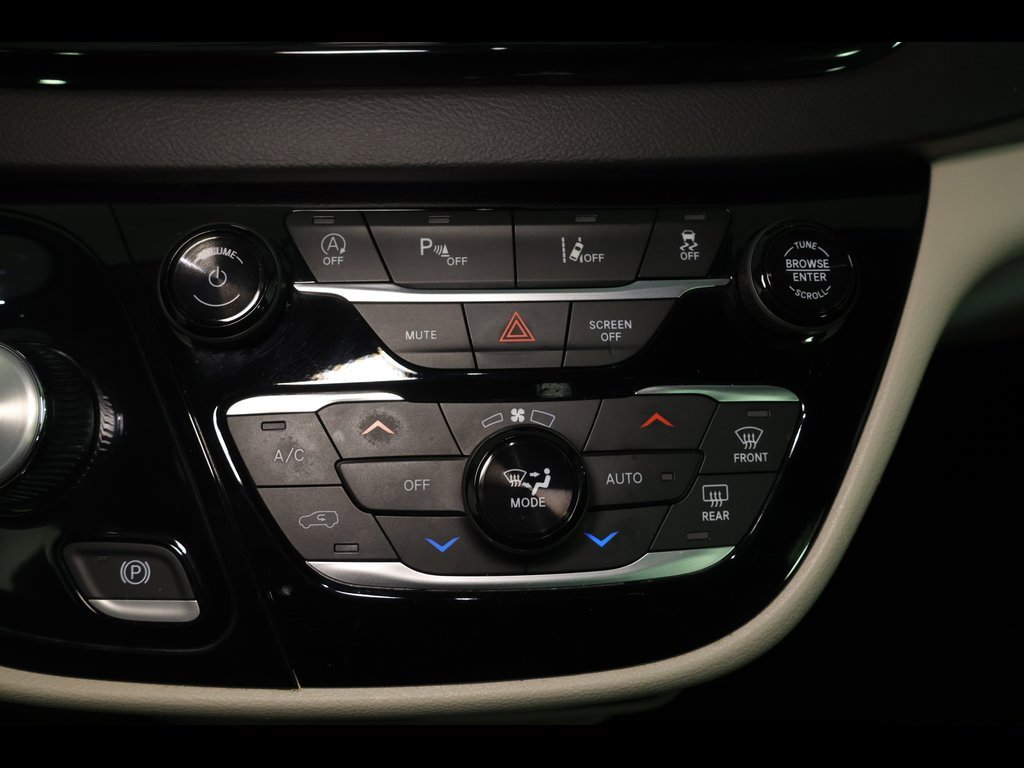 Used 2024 Chrysler Pacifica Touring-L image 28