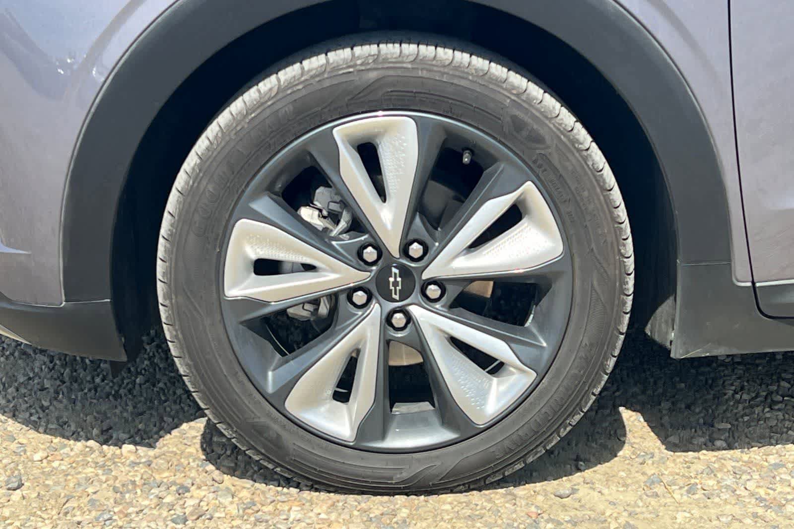 Used 2022 Chevrolet Bolt EUV LT w/ Convenience Package FWD image 12