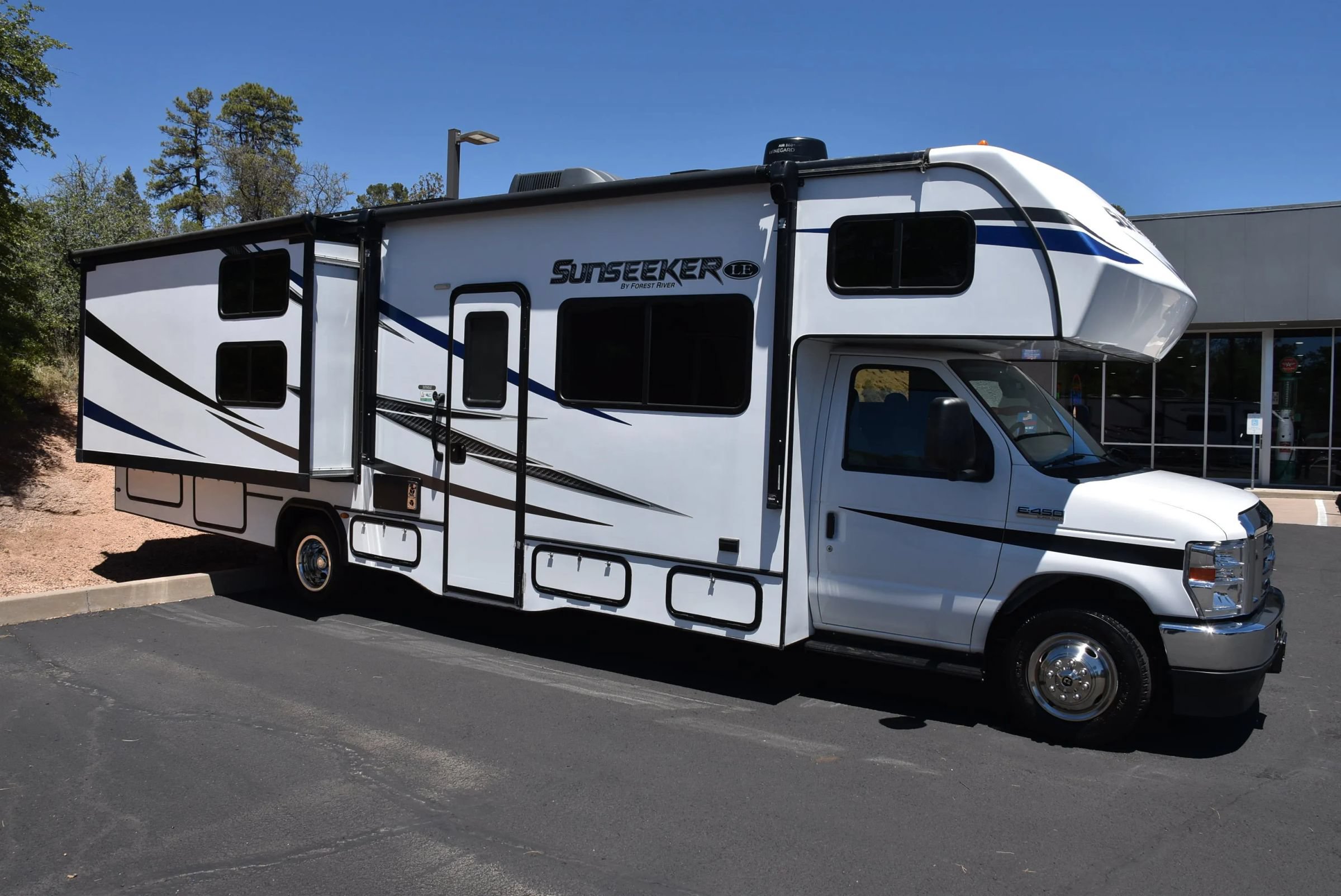 Used 2022 Ford E-450 and Econoline 450 Super Duty w/ Motorhome Prep Package RWD image 46