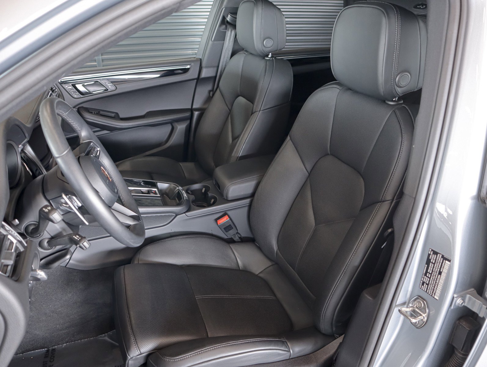 Certified 2026 Porsche Macan AWD/4WD image 5
