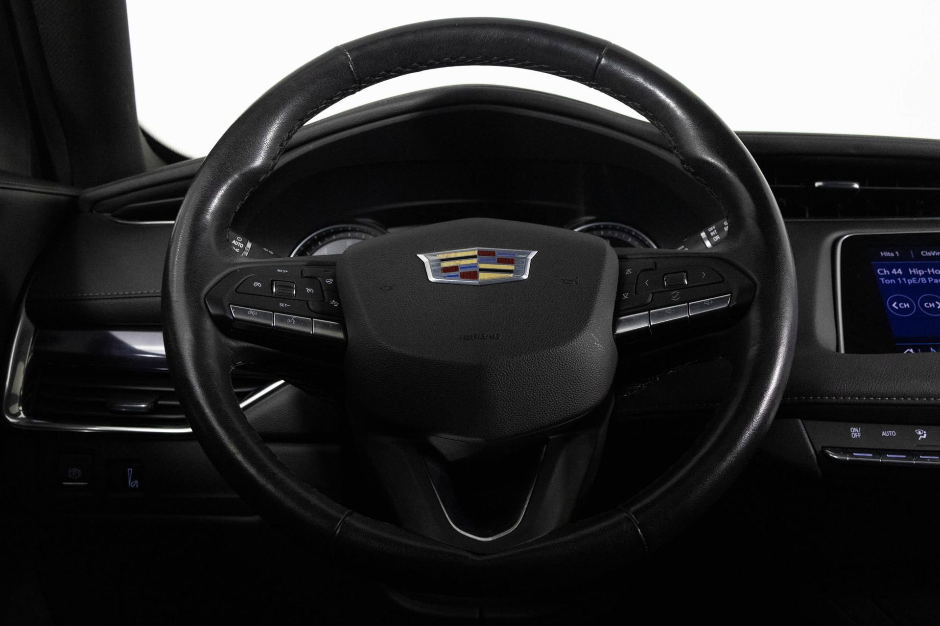 Used 2023 Cadillac XT4 Luxury w/ Cold Weather Package image 28