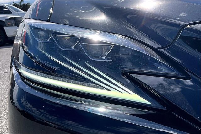 Used 2018 Lexus LS 500 w/ Accessory Package (Z2) image 30