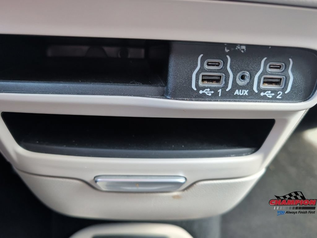 Used 2024 Chrysler Pacifica Touring-L FWD image 26