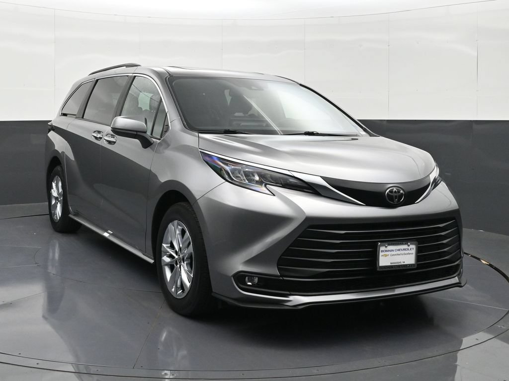 Used 2026 Toyota Sienna XLE FWD image 7