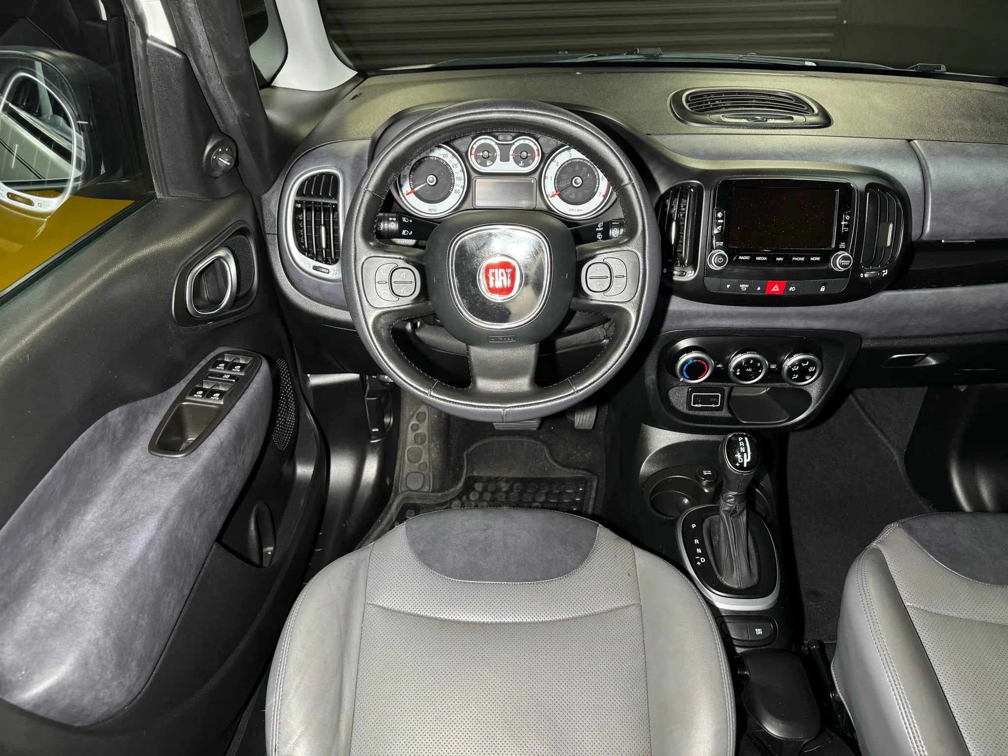 Used 2017 FIAT 500L Trekking w/ Dual-Pane Sunroof Package FWD image 28