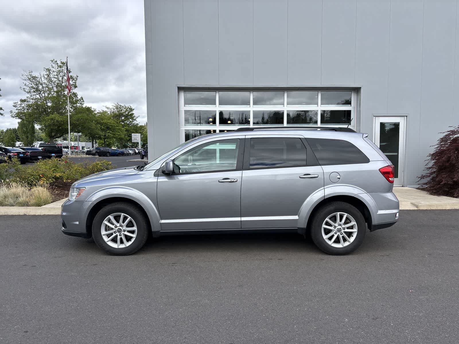 Used 2017 Dodge Journey SXT w/ Comfort/Convenience Group FWD image 2