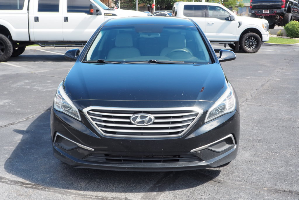 Used 2017 Hyundai Sonata SE FWD image 2