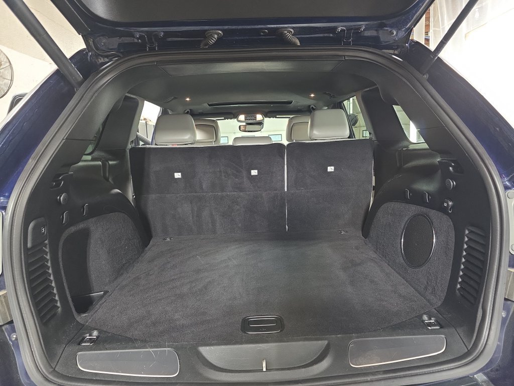 Used 2018 Jeep Grand Cherokee Limited AWD/4WD image 12