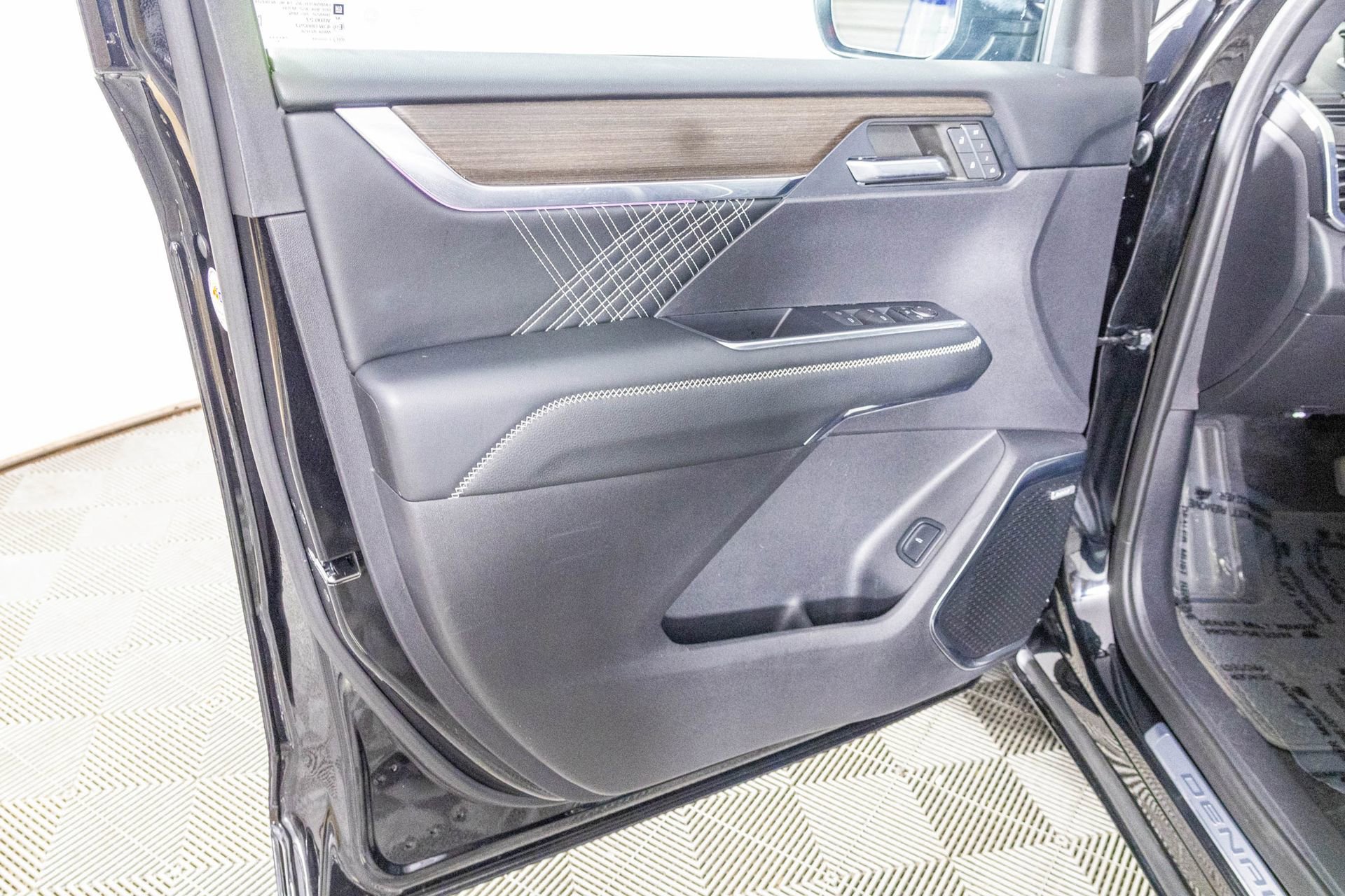 Used 2024 GMC Acadia Denali image 16