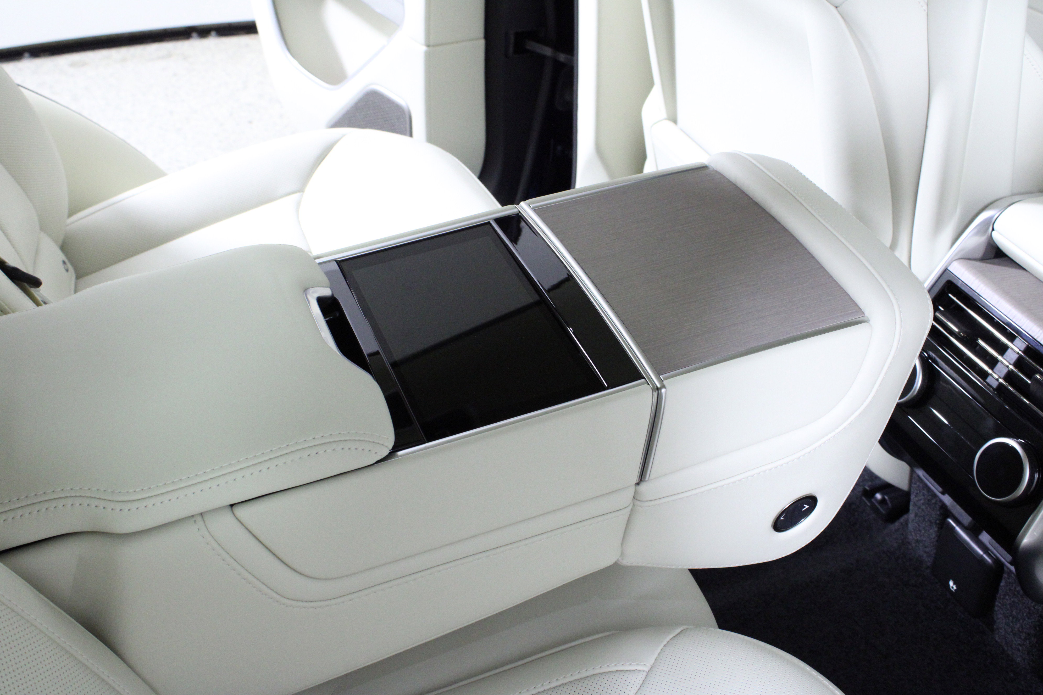 Used 2025 Land Rover Range Rover Autobiography image 16