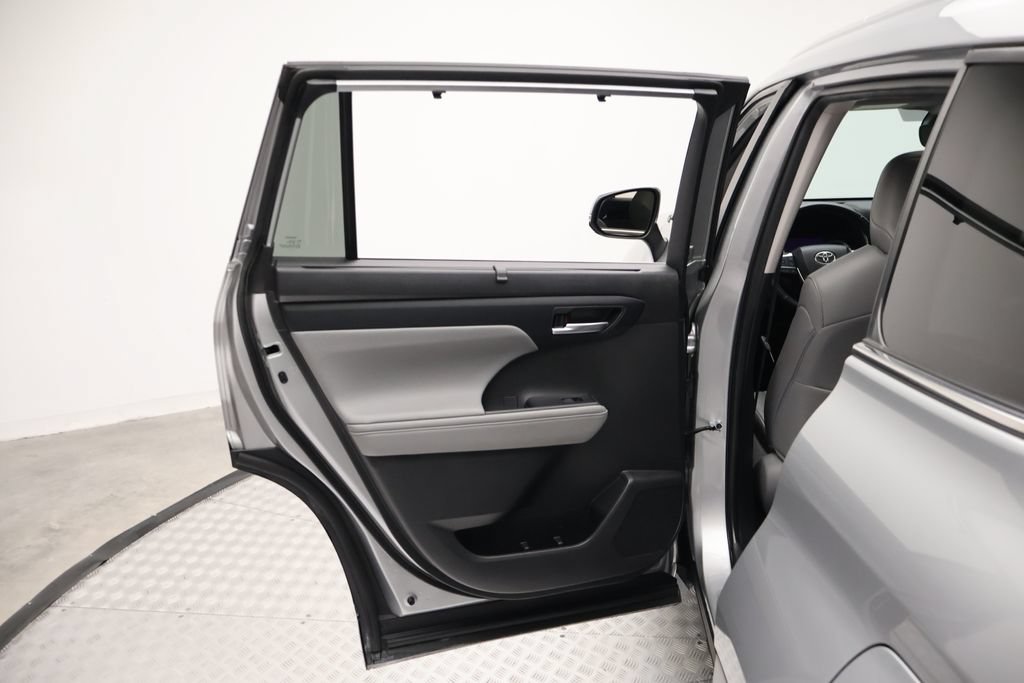 Used 2023 Toyota Highlander XLE FWD image 21
