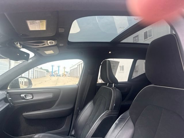 Used 2021 Volvo XC40 T5 R-Design AWD/4WD image 3