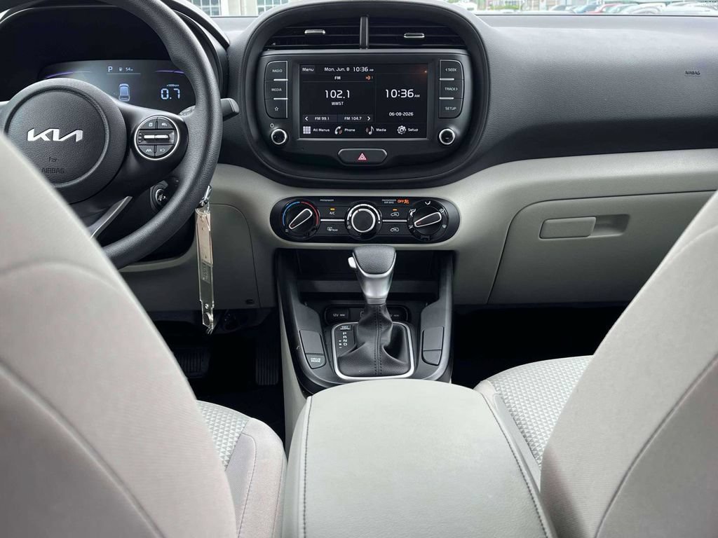 Used 2025 Kia Soul LX w/ LX Technology Package FWD image 3