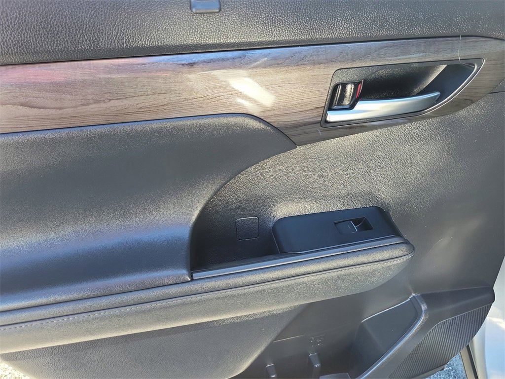 Used 2023 Toyota Highlander Limited image 11