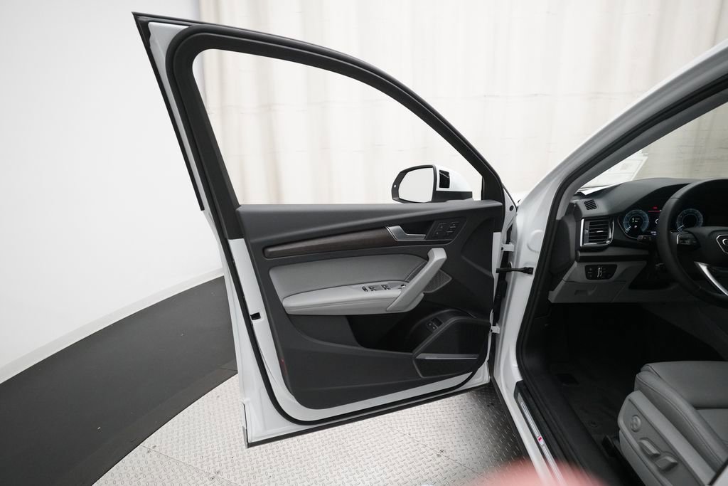 Used 2024 Audi Q5 e Premium Plus w/ Premium Plus Package image 29