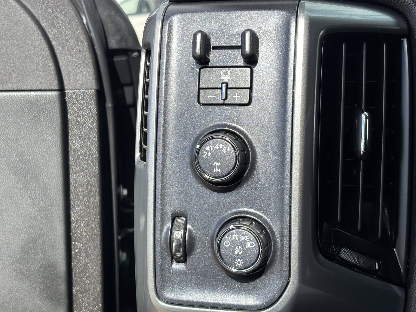 Used 2019 Chevrolet Silverado 1500 LT w/ All Star Edition AWD/4WD image 32