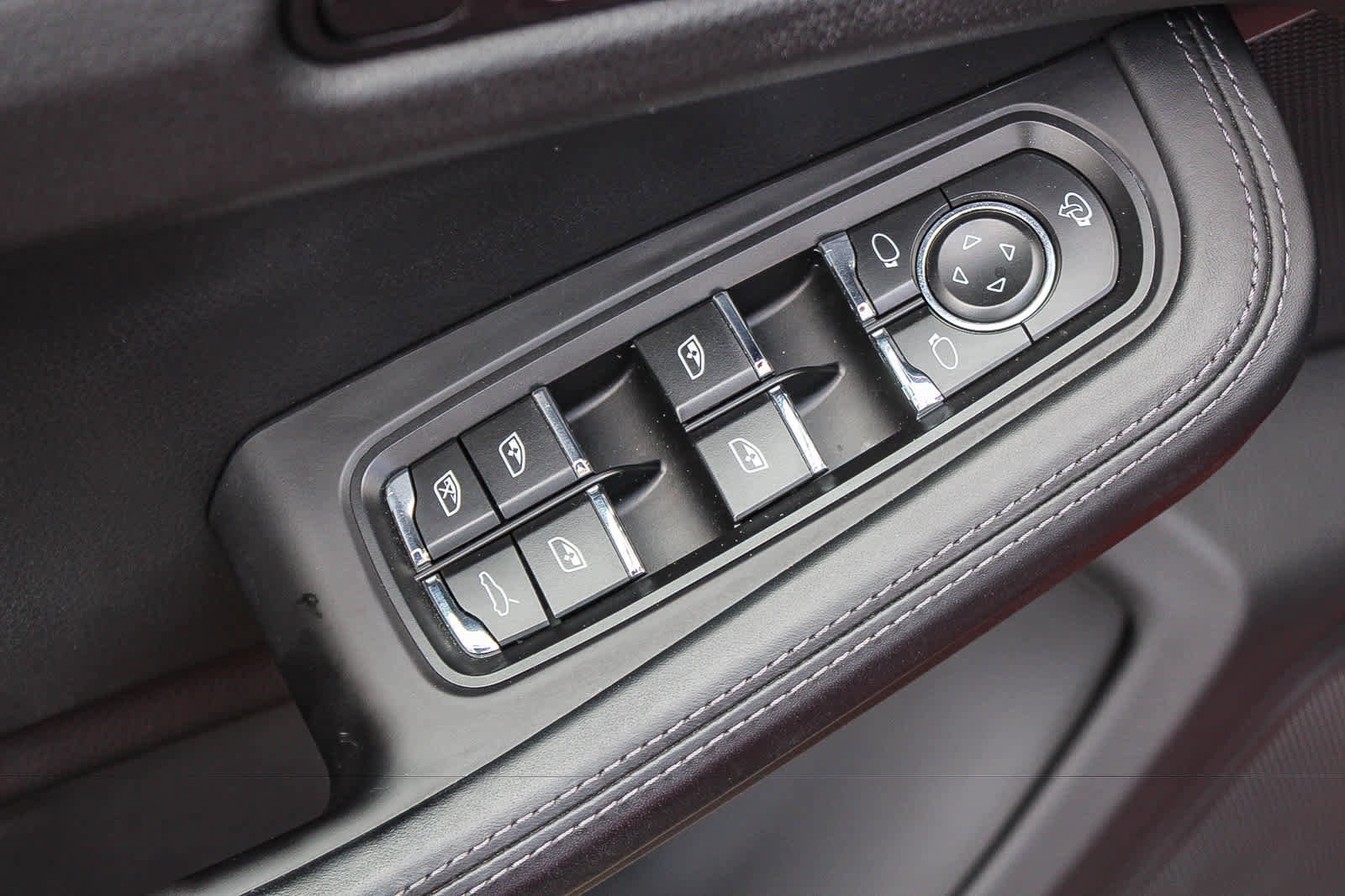 Used 2024 Porsche Macan Turbo AWD/4WD image 19