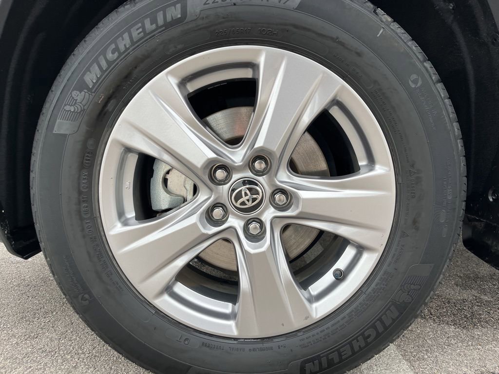 Used 2023 Toyota RAV4 XLE w/ Convenience Package FWD image 12