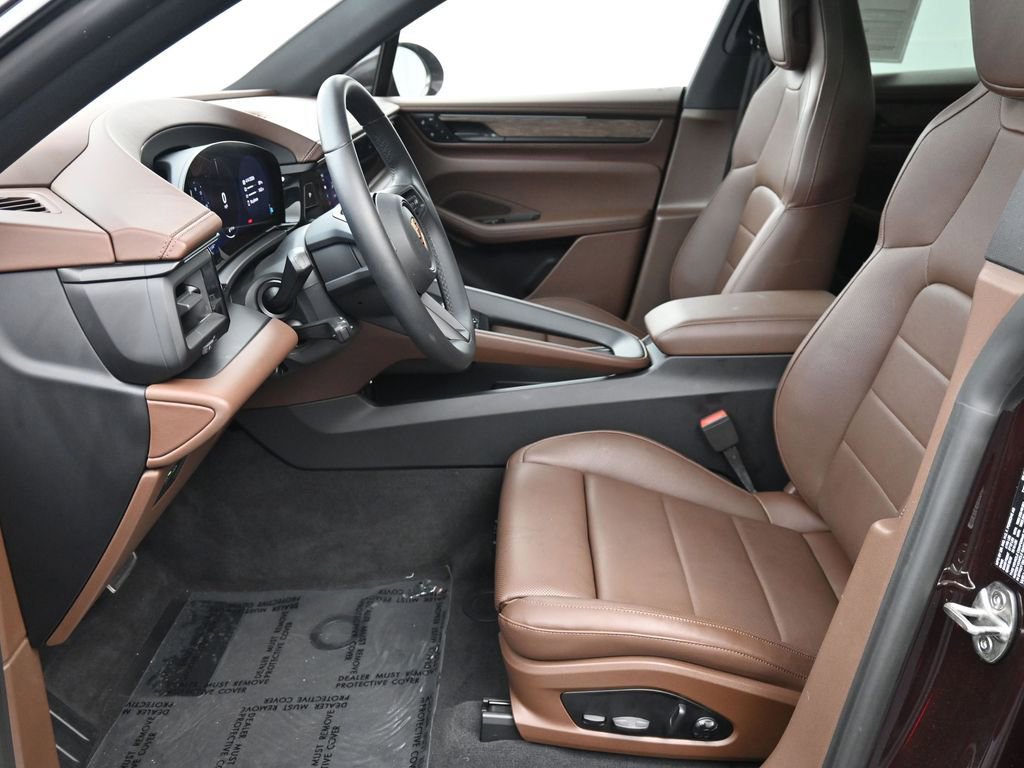 Certified 2025 Porsche Macan Electric image 10