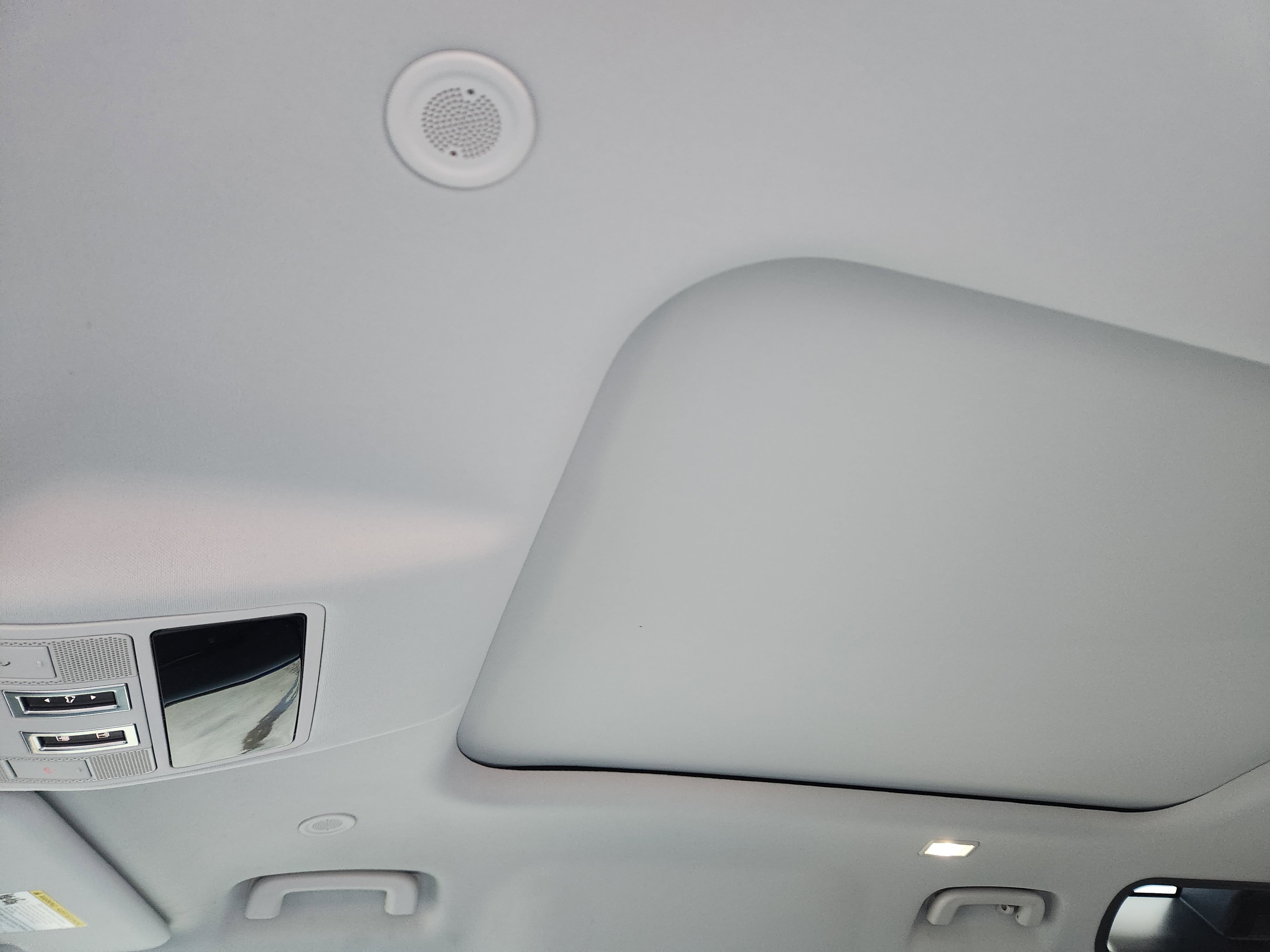 Used 2025 Land Rover Defender 110 X-Dynamic SE AWD/4WD image 25